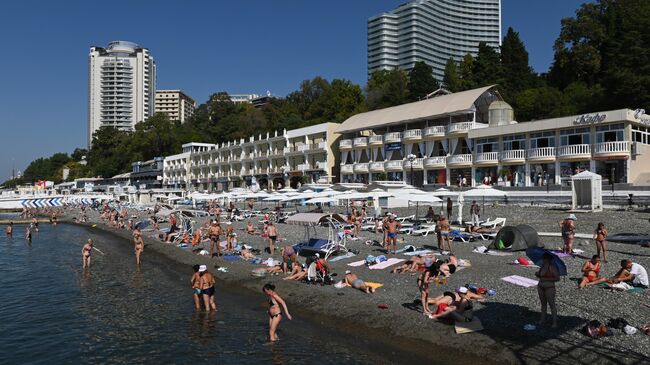 Отдыхающие загорают на пляже Приморский в центральном районе города Сочи