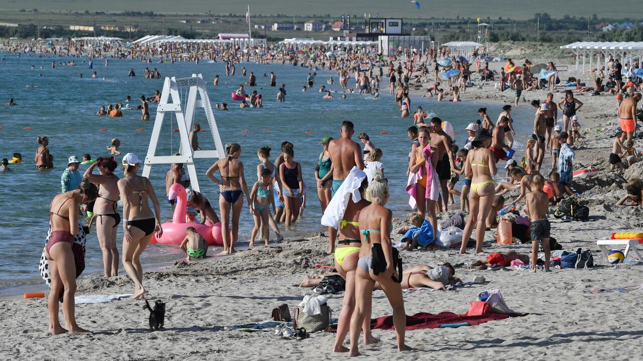 В июне в сочи можно купаться. Черное море пляж. Крым пляж мало людей. Пляж Чита. Пляжи Крыма 2023.