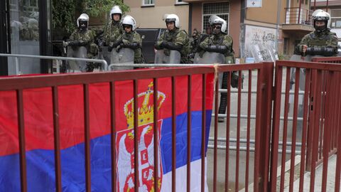 Солдаты KFOR возле мэрии во время акции протеста в городе Звечан на севере Косово