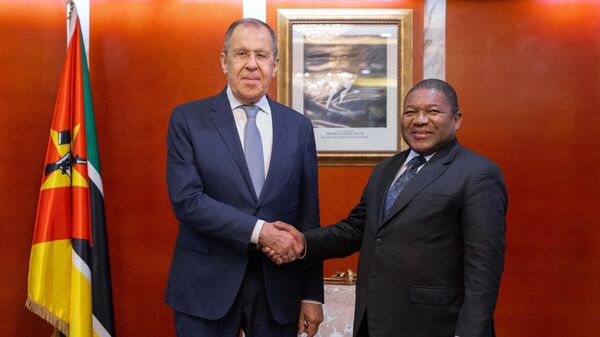 Министр иностранных дел РФ Сергей Лавров и президент Мозамбика Филипе Ньюси во время встречи в Мапуту.