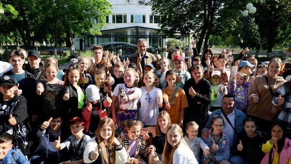 Вячеслав Гладков проводил 300 школьников из Шебекинского округа на летний отдых в Воронежскую область