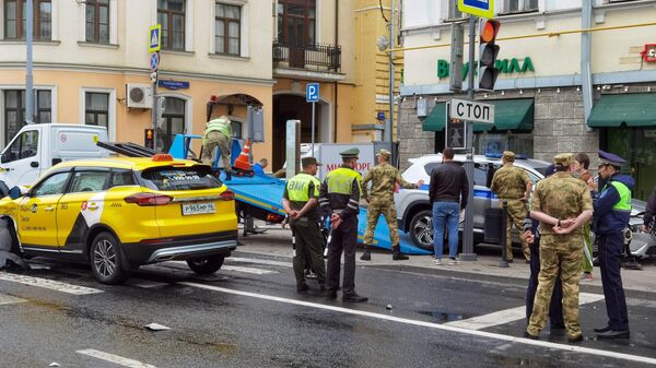 Последствия ДТП с участием такси и автомобиля полиции в районе на улице Покровка в Москве
