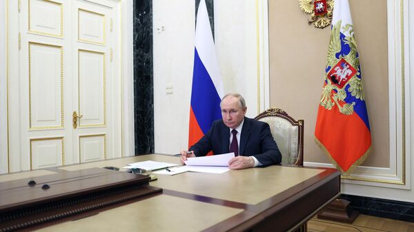 Президент РФ Владимир Путин работает в режиме видеоконференции