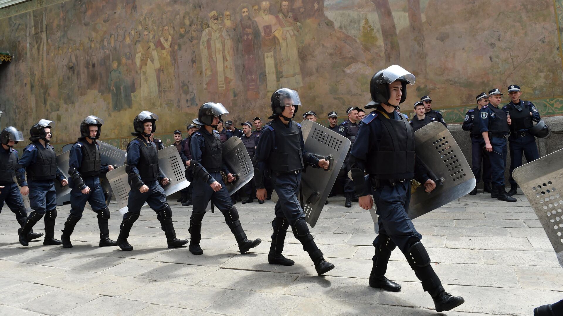 Полицейские охраняют вход в Киево-Печерскую лавру - РИА Новости, 1920, 01.06.2023