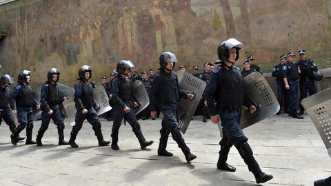 Полицейские охраняют вход в Киево-Печерскую лавру