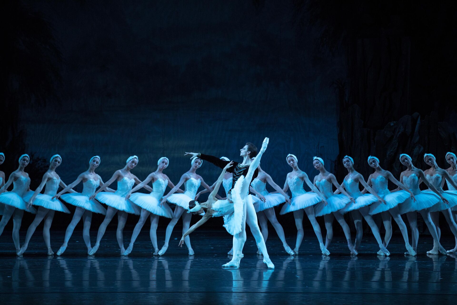 Сцена из балета Лебединое озеро - РИА Новости, 1920, 01.06.2023