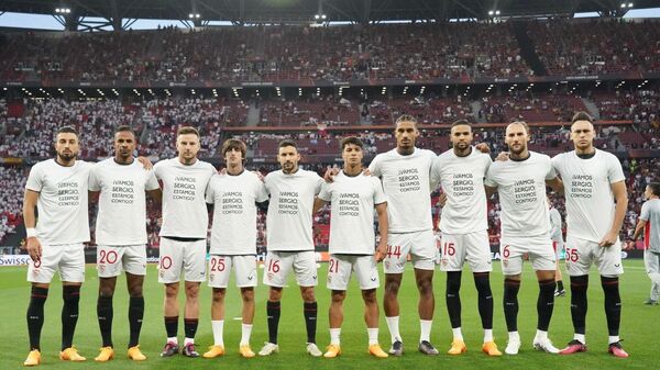 Футболисты клуба Севилья поддерживают экс-вратаря команды (Серхио Рико), получившего тяжелую травму