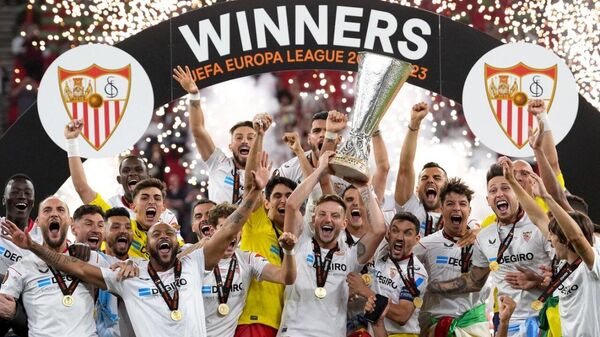 Футболисты ФК Севилья празднуют победу в Лиге Европы