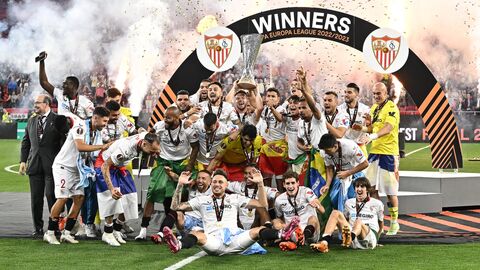 Футболисты Севильи празднуют победу в Лиге Европы сезона-2022/23