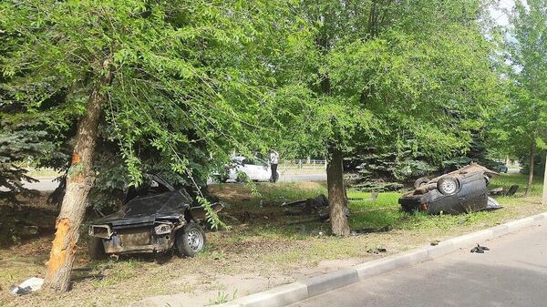Автомобиль врезался в дерево в Волжском Волгоградской области