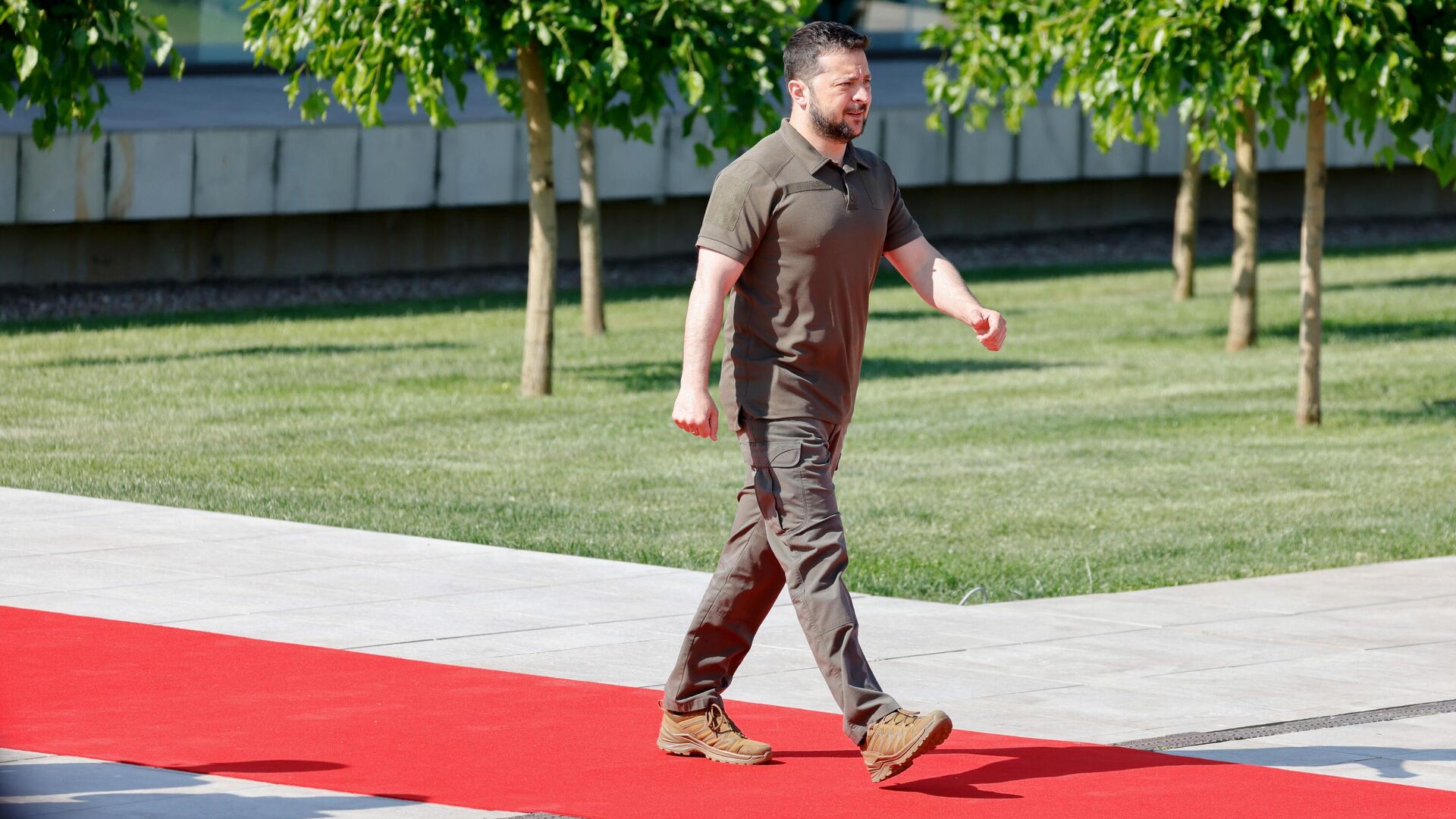 Президент Украины Владимир Зеленский во время прибытия на саммит Европейского политического сообщества в городе Бульбоакэ. 1 июня 2023 - РИА Новости, 1920, 01.06.2023