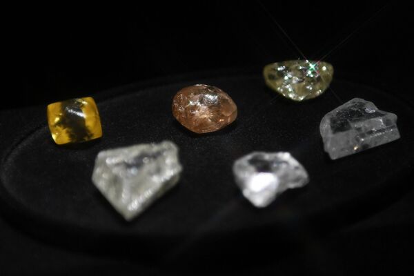 Цветные алмазы, представленные на выставке Путь бриллианта. Чудо природы и рукотворный шедевр в выставочном комплексе Государственного исторического музея в Москве