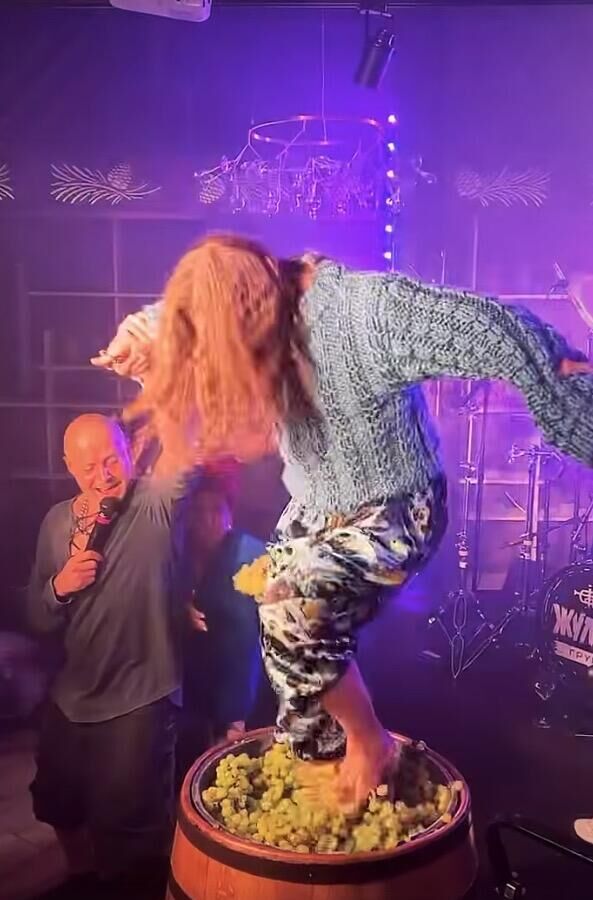 Мама Наташи Королевой забирает виноград из-под ног Тарзана - РИА Новости, 1920, 19.02.2025