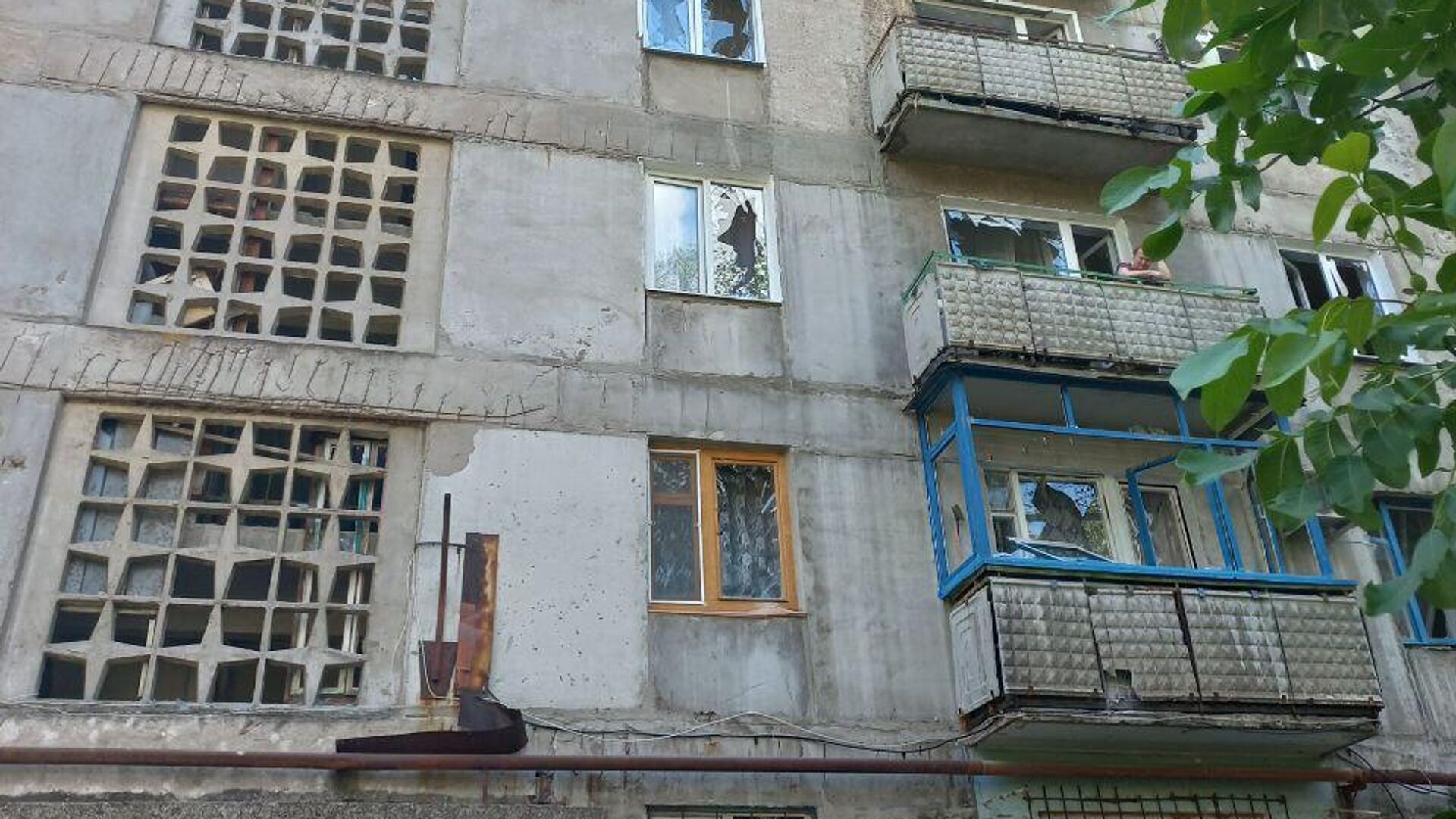 Последствия попадания снаряда ВФУ во двор многоэтажного дома в Горловке - РИА Новости, 1920, 01.06.2023