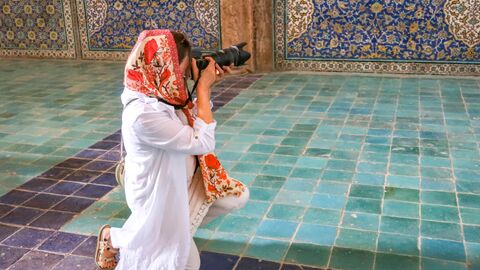 Девушка во время туристической поездки в Иран