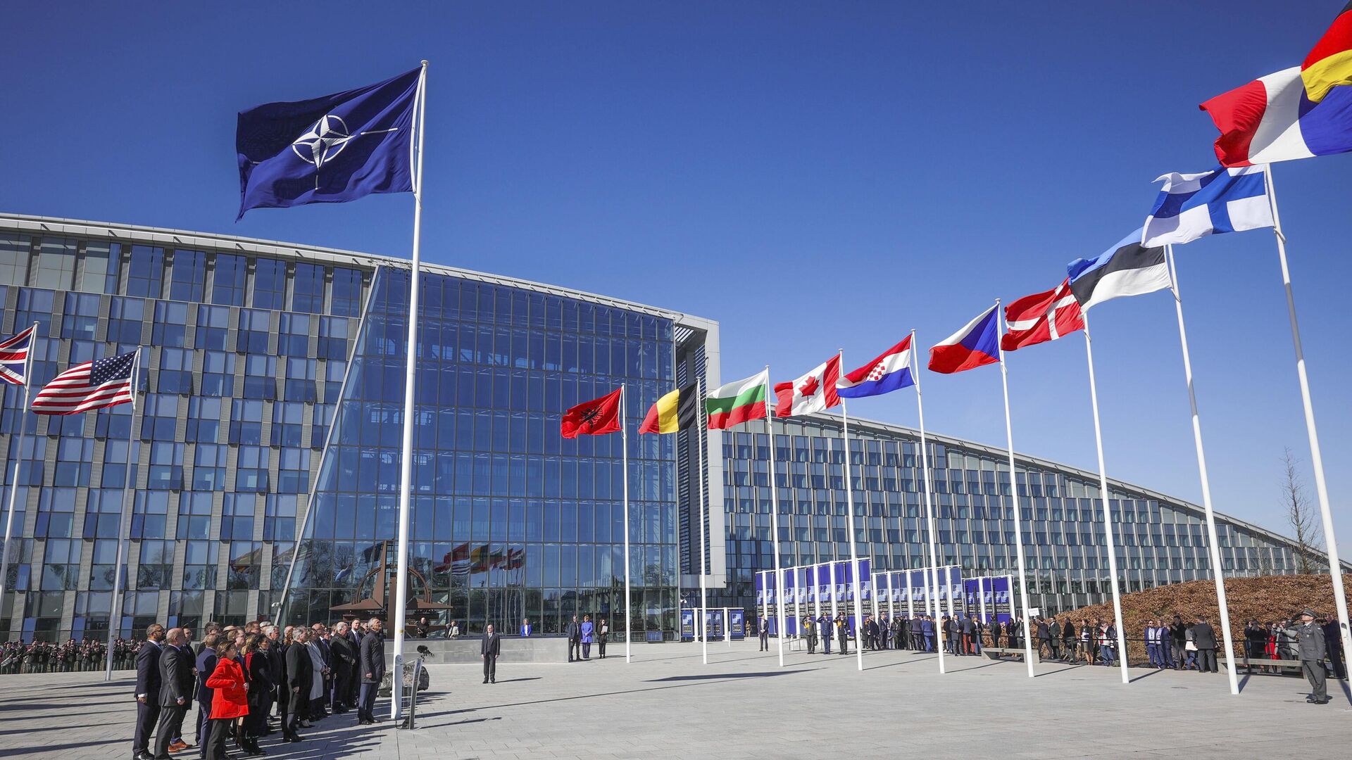 Флаги стран — участниц НАТО у штаб-квартиры организации в Брюсселе - РИА Новости, 1920, 05.07.2023