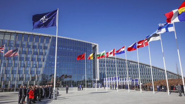 Флаги стран — членов НАТО у штаб-квартиры организации в Брюсселе