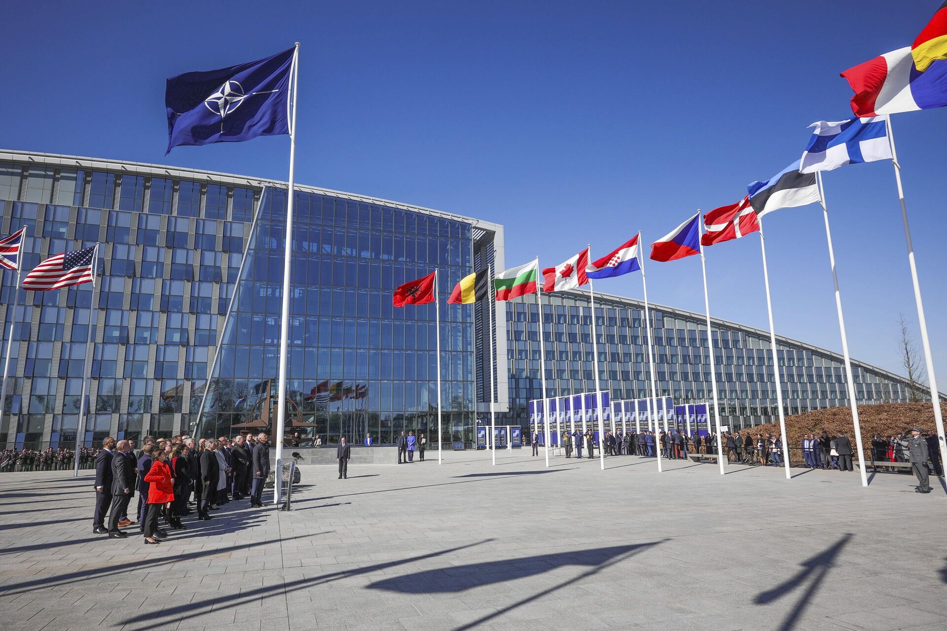 Флаги стран — участниц НАТО у штаб-квартиры организации в Брюсселе - РИА Новости, 1920, 05.06.2023