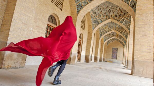Девушка в платке в Иране