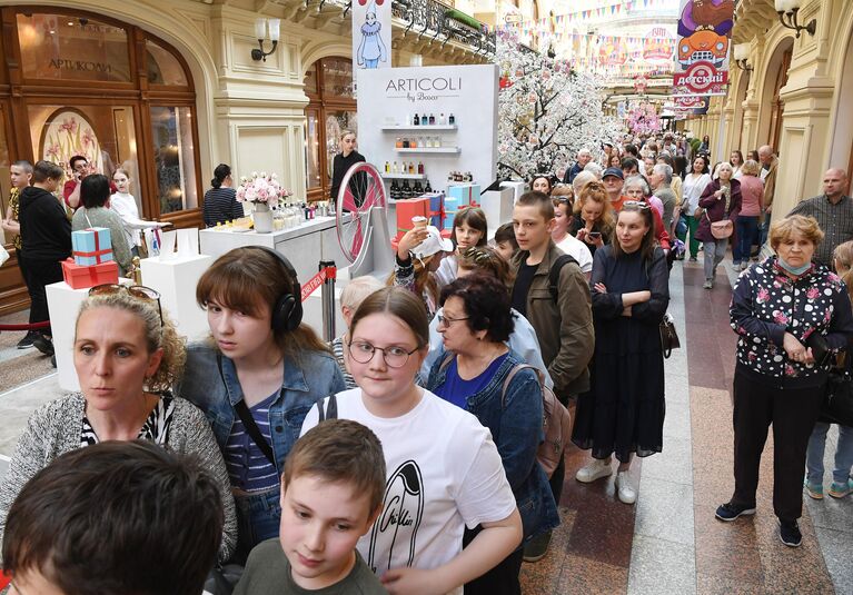 Очередь из посетителей на Дне мороженого в ГУМе в Москве