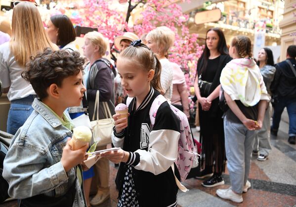Посетители на Дне мороженого в ГУМе в Москве