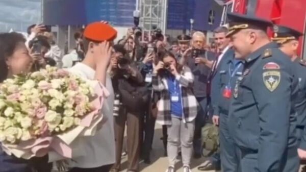 Глава МЧС РФ Александр Куренков подарил оранжевый берет школьнику, который хочет стать спасателем