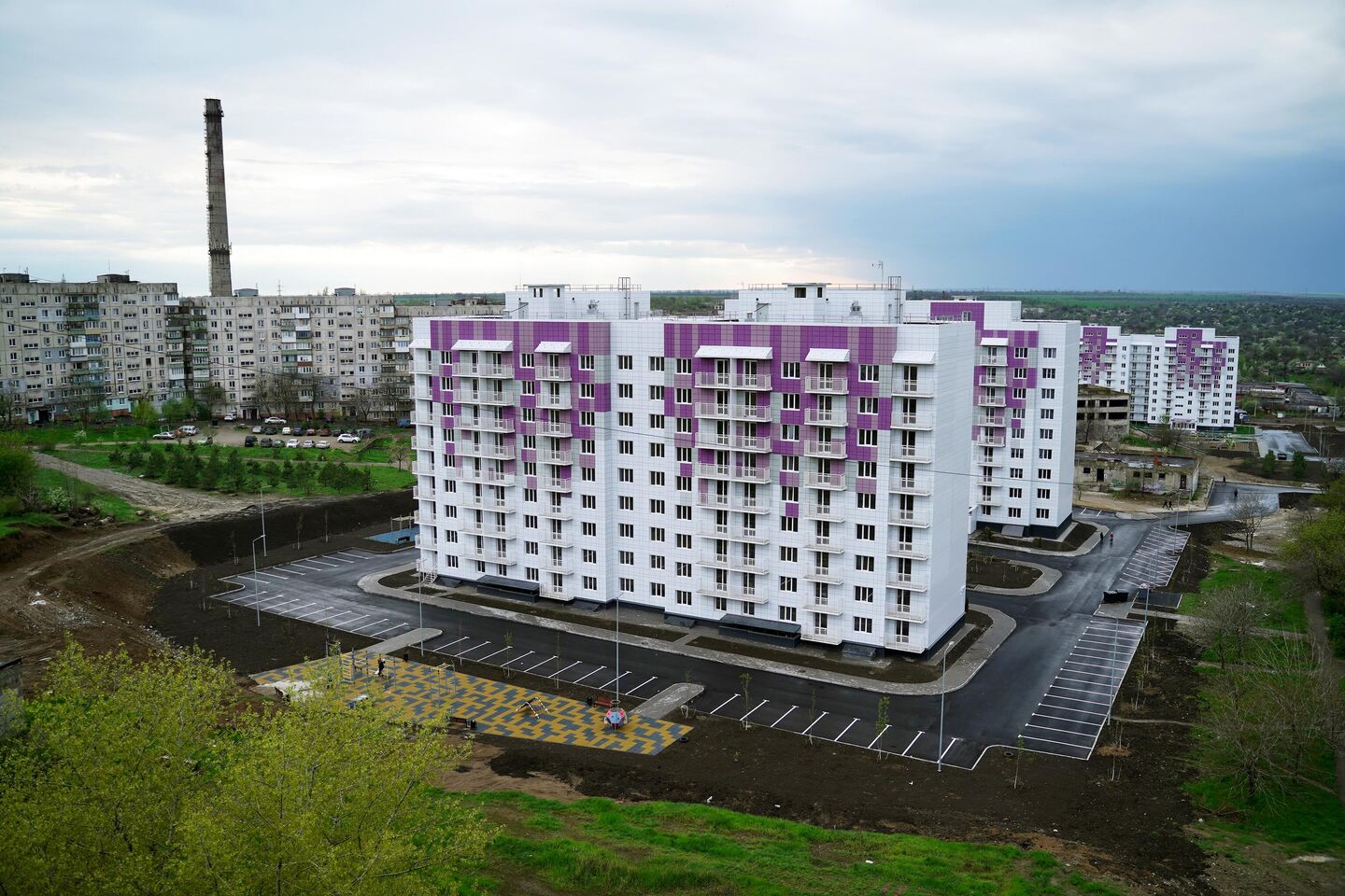 Вид на жилые дома на улице Семененко в Мариуполе Вид на жилые дома на улице Семененко в Мариуполе