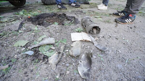 Остатки снаряда на улице Горловки после обстрела