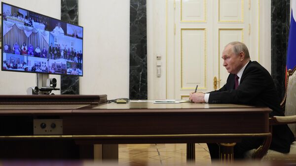 Президент РФ Владимир Путин проводит в режиме видеоконференции встречу с семьями, награжденными орденом Родительская слава