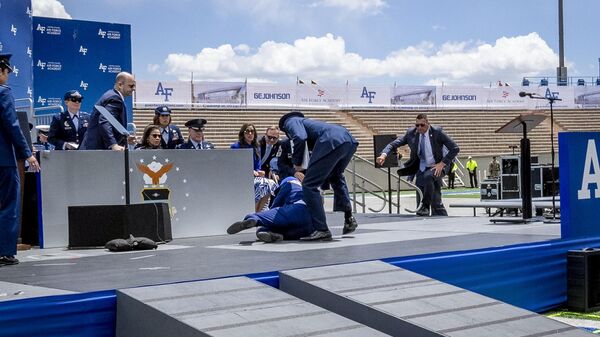 Падение Джо Байдена во время выпускной церемонии академии ВВС США