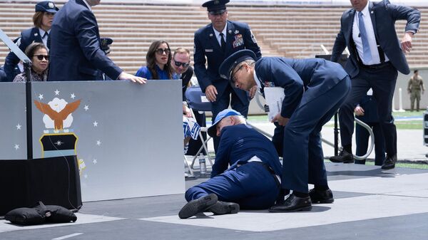 Президент США Джо Байден во время торжественной церемонии выпуска курсантов академии американских ВВС в штате Колорадо. 1 июня 2023