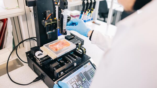 Ученый настраивает 3D-принтер