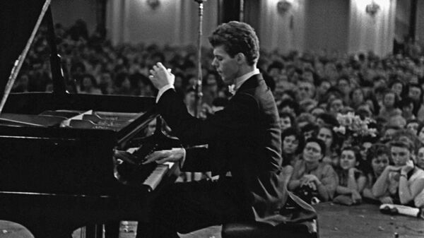 Американский пианист Ван Клиберн, ставший первым победителем, во время выступления 14 апреля 1958 года на заключительном концерте лауреатов и победителей в Московской государственной консерватории имени П.И. Чайковского