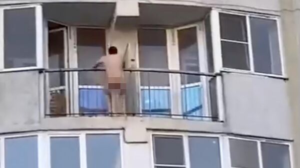 Голый мужчина на балконе жилого дома в Липецке