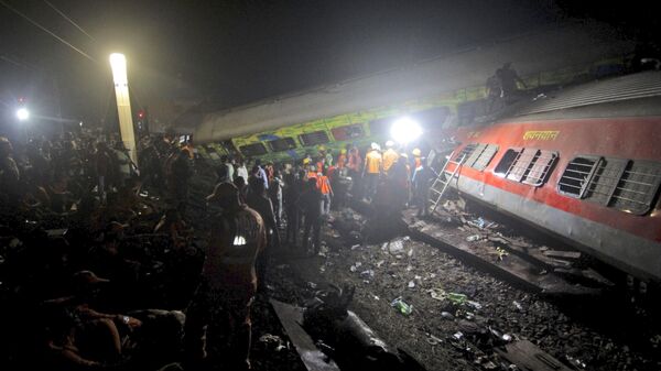 Последствие столкновения поездов в Индии