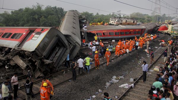 Спасатели работают на месте столкновения пассажирских поездов в индийском штате Одиша