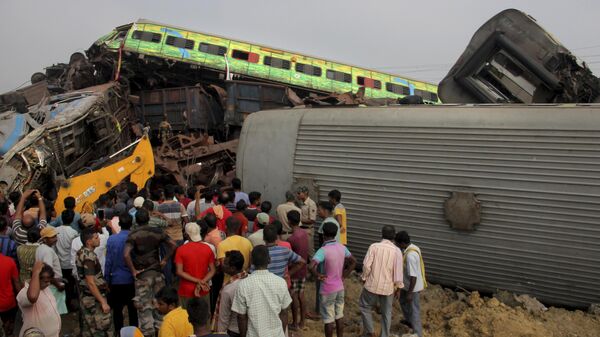Спасатели работают на месте столкновения поездов в индийском штате Одиша