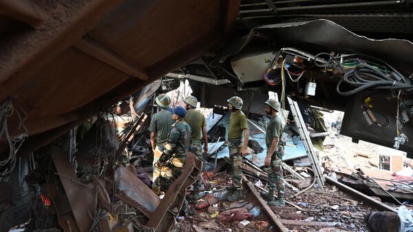 Военнослужащие ищут выживших после столкновения поездов в индийском штате Одиша