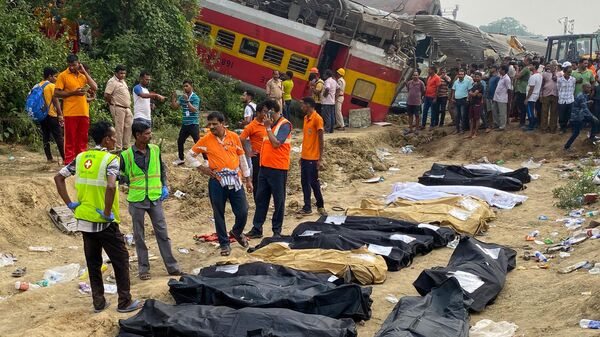 Тела погибших во время столкновения поездов в индийском штате Одиша