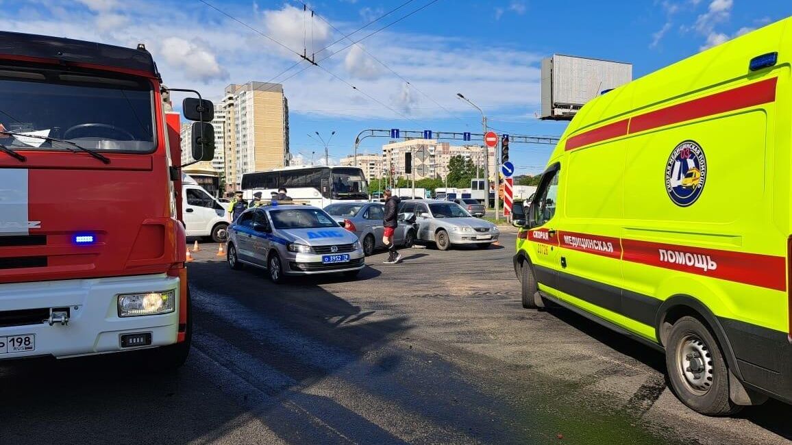 Оперативные службы на месте массового ДТП во Фрунзенском районе Санкт-Петербурга - РИА Новости, 1920, 03.06.2023