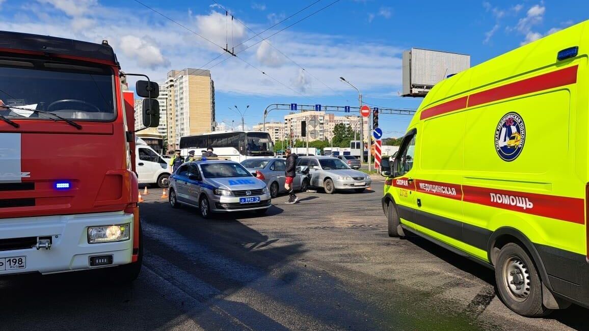 Оперативные службы на месте массового ДТП во Фрунзенском районе Санкт-Петербурга - РИА Новости, 1920, 03.06.2023