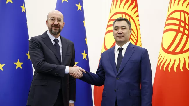 Президент Европейского Совета Шарль Мишель и президент Киргизии Садыр Жапаров во время встречи в рамках саммита ЕС - Центральная Азия в Чолпон-Ате