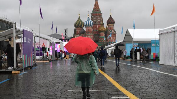 Посетители на IX книжном фестивале Красная площадь в Москве