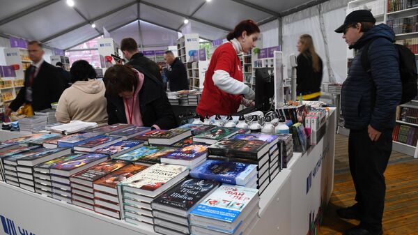 Продавцы и покупатели на IX книжном фестивале Красная площадь в Москве