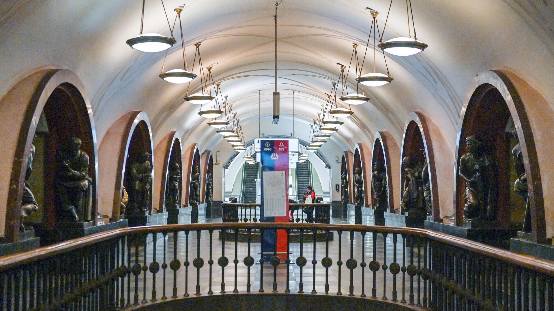 Станция метро Площадь революции - РИА Новости, 1920, 10.07.2023
