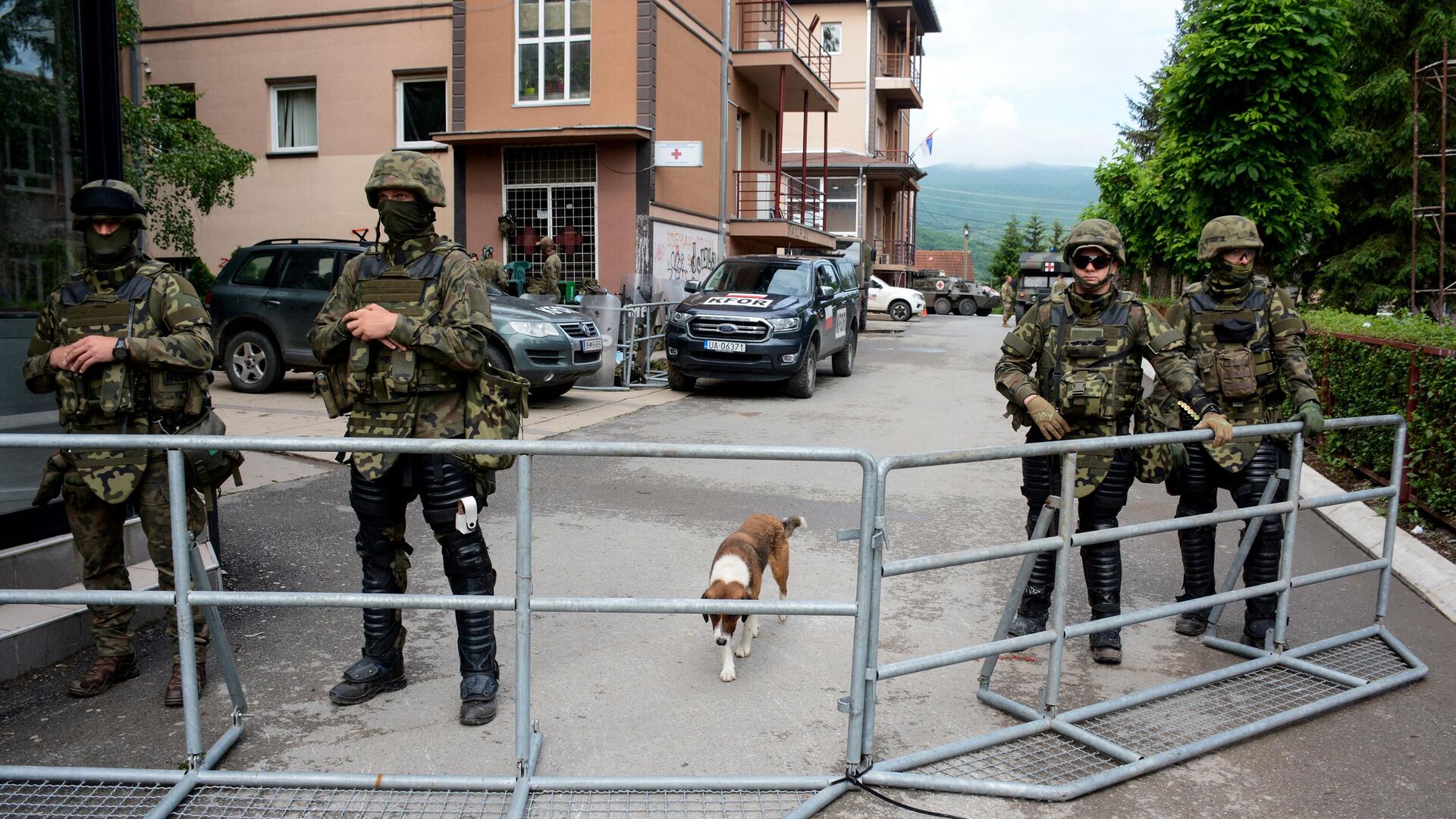 Военнослужащие Косово под руководством НАТО возле муниципального здания в Звечане - РИА Новости, 1920, 05.06.2023