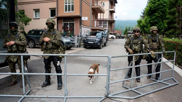 Военнослужащие Косово под руководством НАТО возле муниципального здания в Звечане