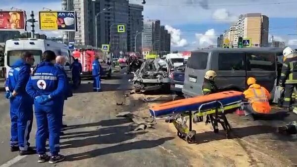 Сотрудники медицинских служб и МЧС РФ оказывают помощь пострадавшим в массовом ДТП с участием грузовика во Фрунзенском районе Санкт-Петербурга