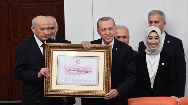 Реджеп Тайип Эрдоган c протоколом о победе во втором туре выборов на церемонии принесения присяги в парламенте Турции