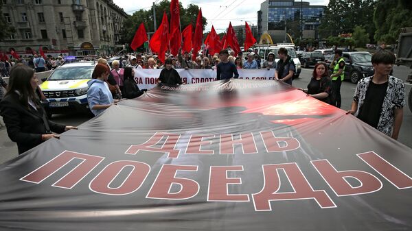 Участники митинга против переписывания истории и отмены празднования 9 мая в Кишиневе